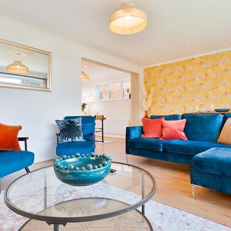 Stylish 4 Bedroom Spacious Retreat With Parking - Sleeps 10 - Families & Contractors Canterbury Exterior photo