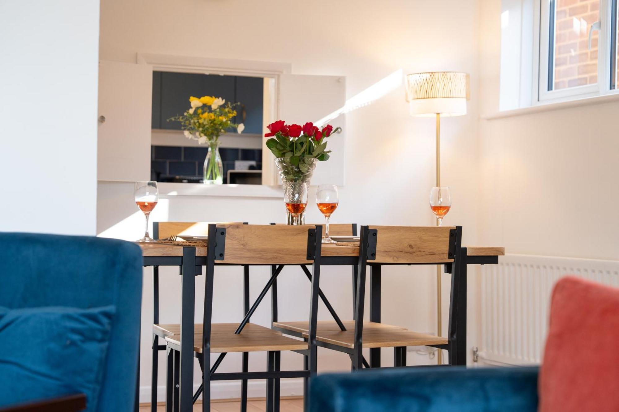 Stylish 4 Bedroom Spacious Retreat With Parking - Sleeps 10 - Families & Contractors Canterbury Exterior photo