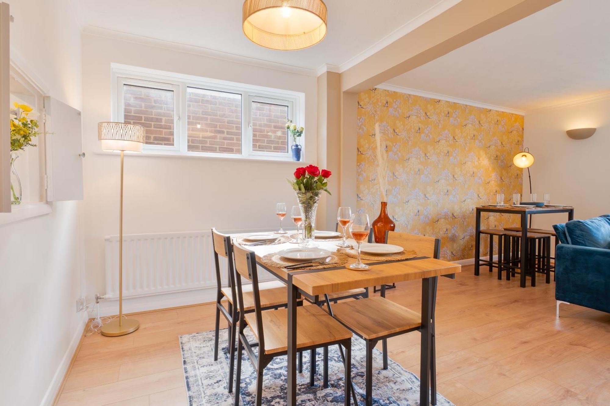 Stylish 4 Bedroom Spacious Retreat With Parking - Sleeps 10 - Families & Contractors Canterbury Exterior photo