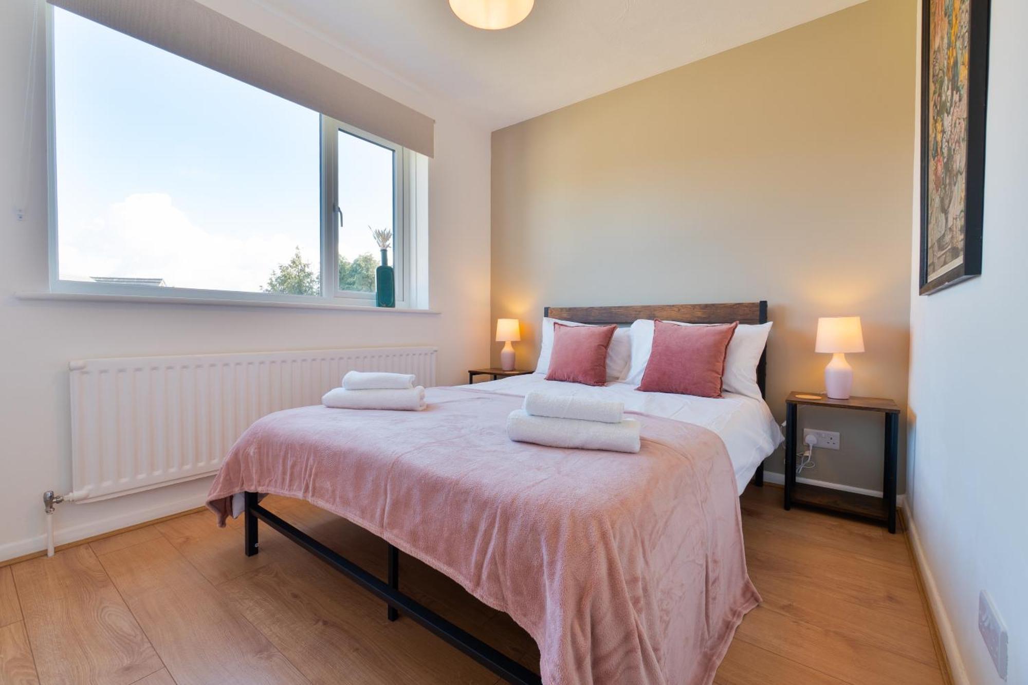 Stylish 4 Bedroom Spacious Retreat With Parking - Sleeps 10 - Families & Contractors Canterbury Exterior photo