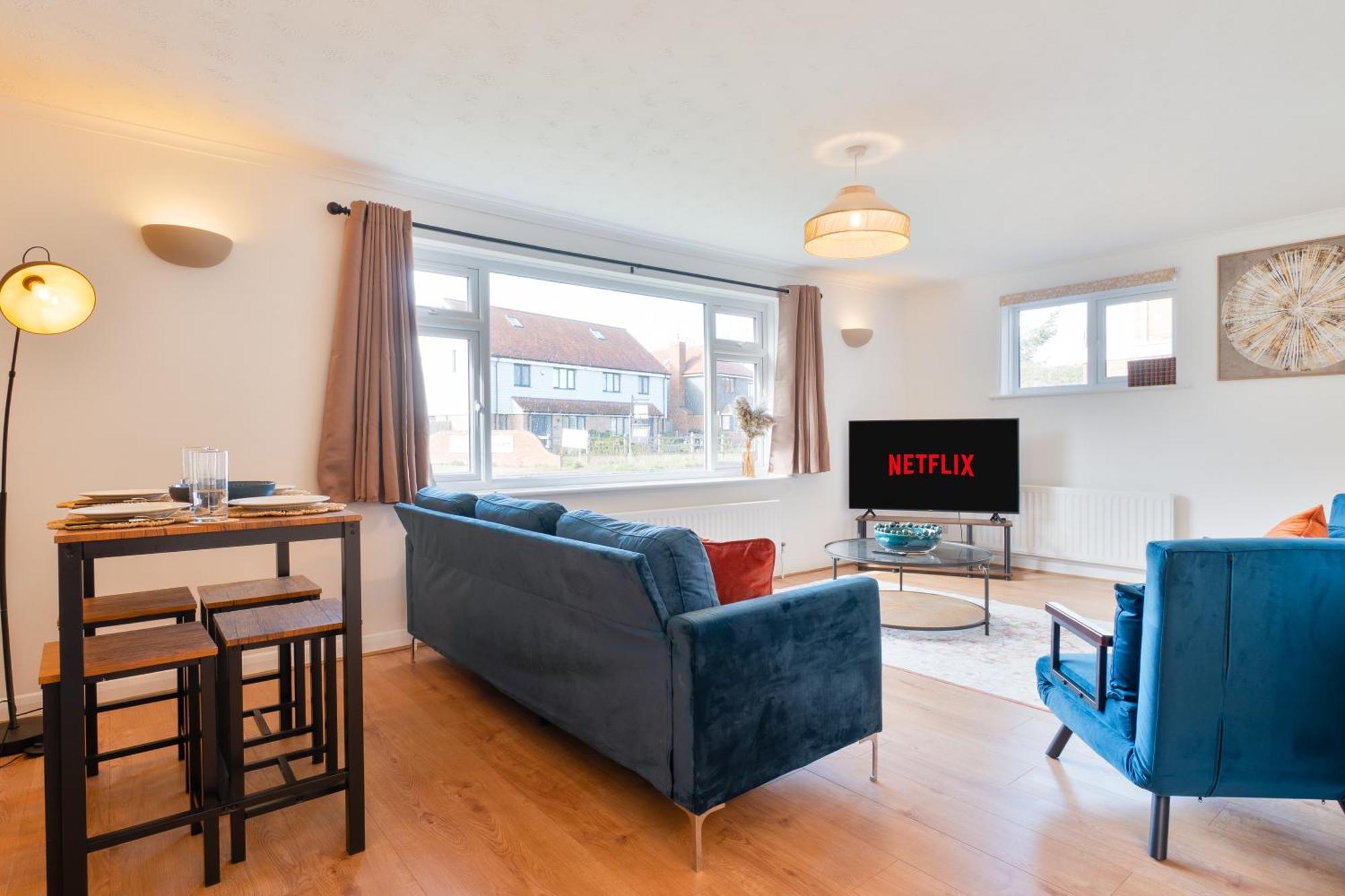 Stylish 4 Bedroom Spacious Retreat With Parking - Sleeps 10 - Families & Contractors Canterbury Exterior photo