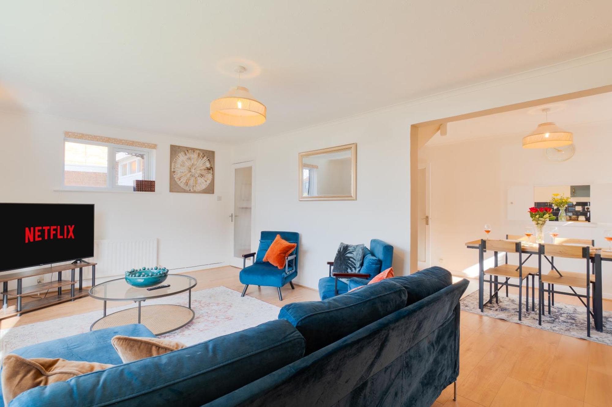 Stylish 4 Bedroom Spacious Retreat With Parking - Sleeps 10 - Families & Contractors Canterbury Exterior photo