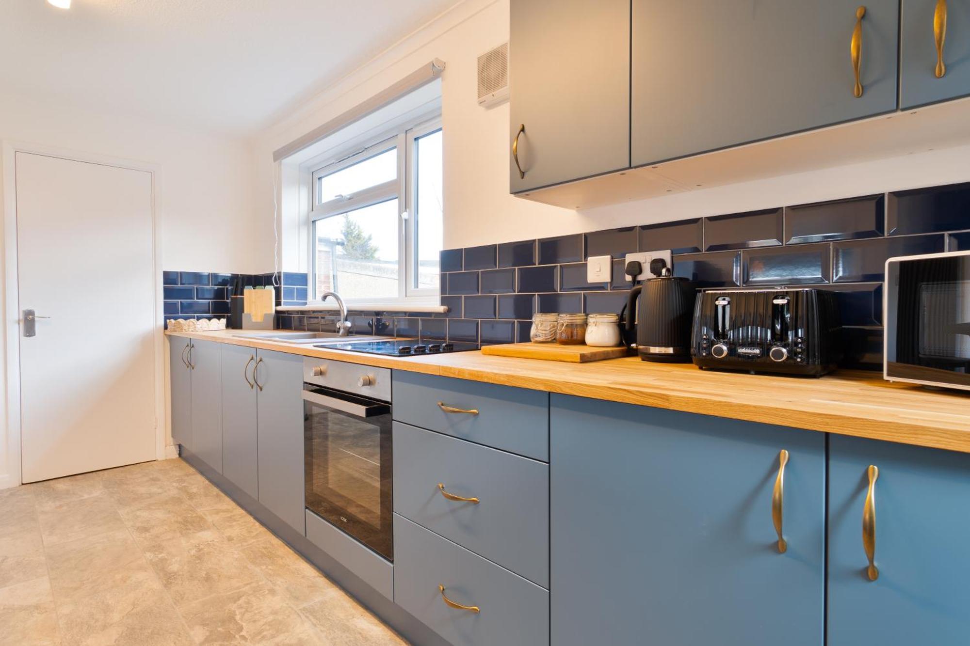 Stylish 4 Bedroom Spacious Retreat With Parking - Sleeps 10 - Families & Contractors Canterbury Exterior photo