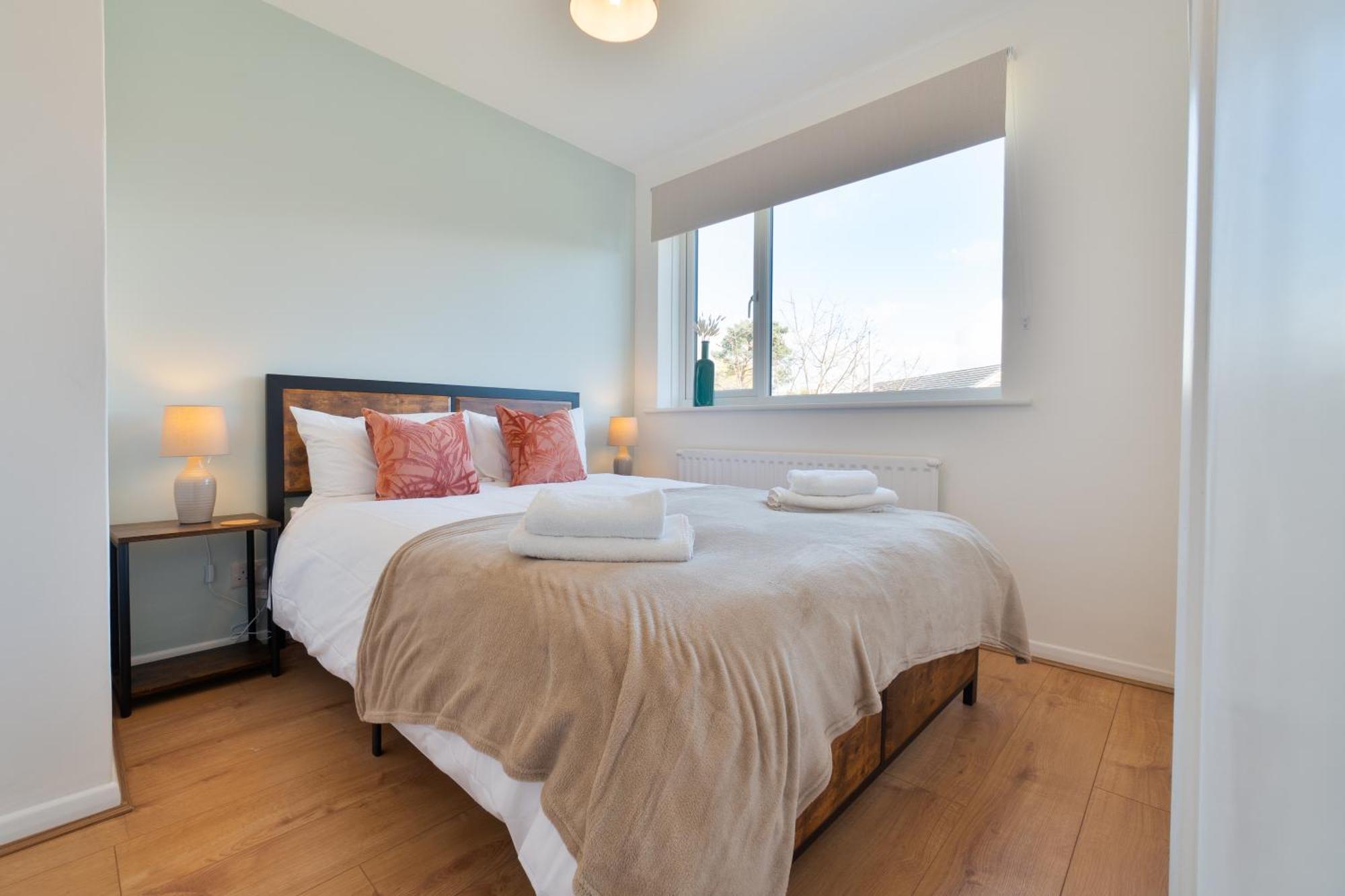 Stylish 4 Bedroom Spacious Retreat With Parking - Sleeps 10 - Families & Contractors Canterbury Exterior photo