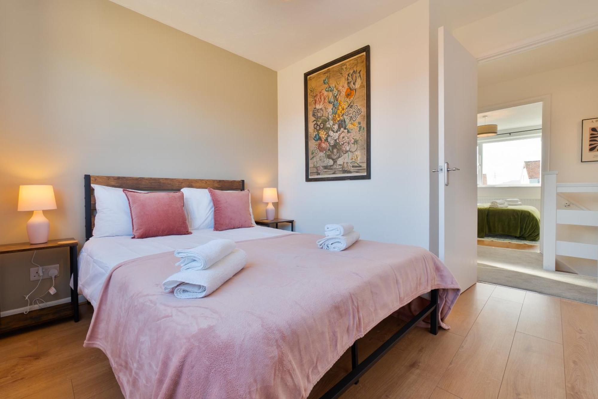 Stylish 4 Bedroom Spacious Retreat With Parking - Sleeps 10 - Families & Contractors Canterbury Exterior photo