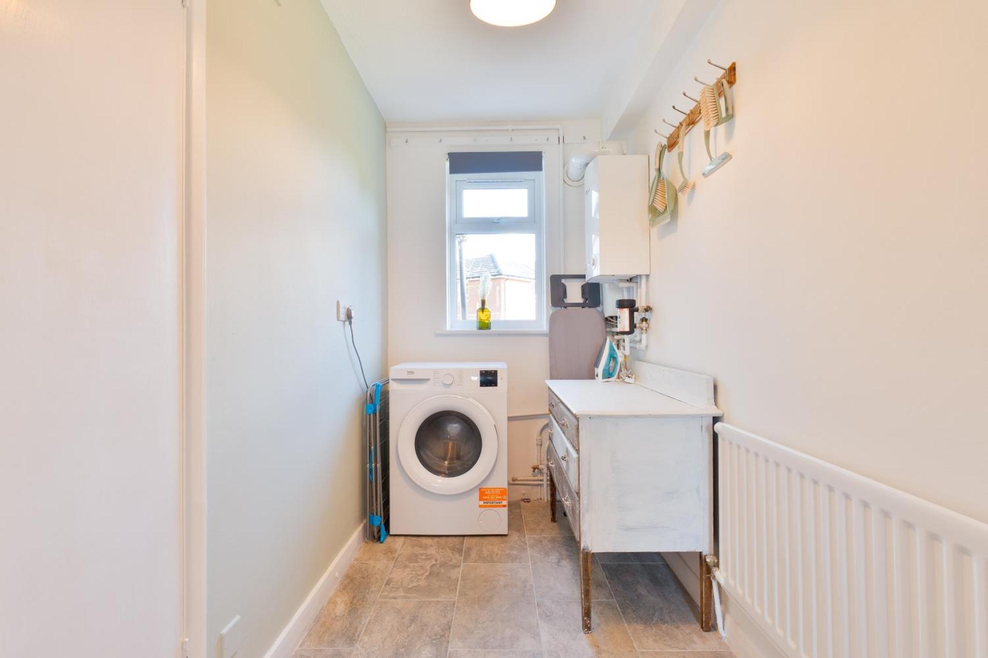 Stylish 4 Bedroom Spacious Retreat With Parking - Sleeps 10 - Families & Contractors Canterbury Exterior photo