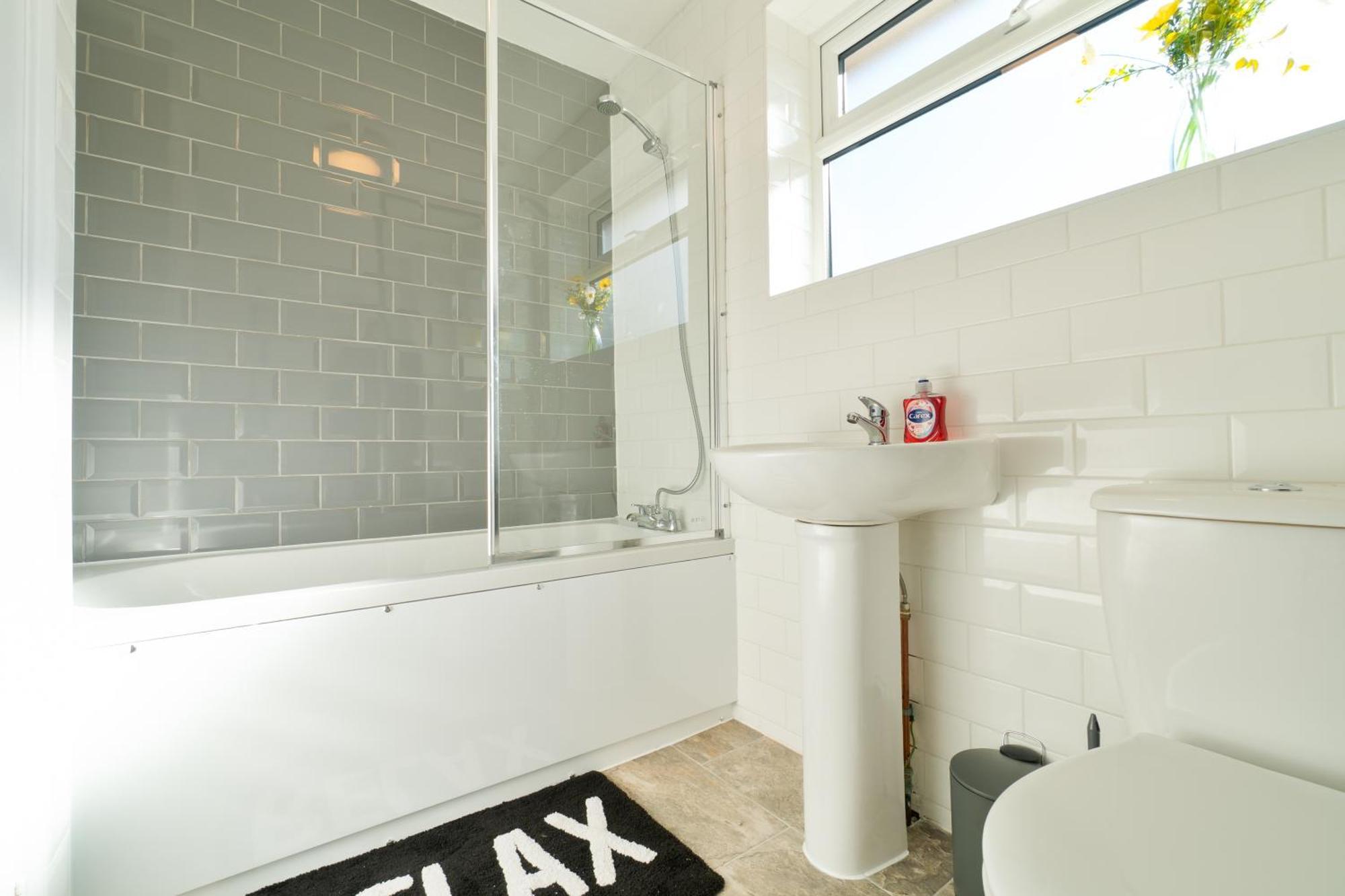 Stylish 4 Bedroom Spacious Retreat With Parking - Sleeps 10 - Families & Contractors Canterbury Exterior photo